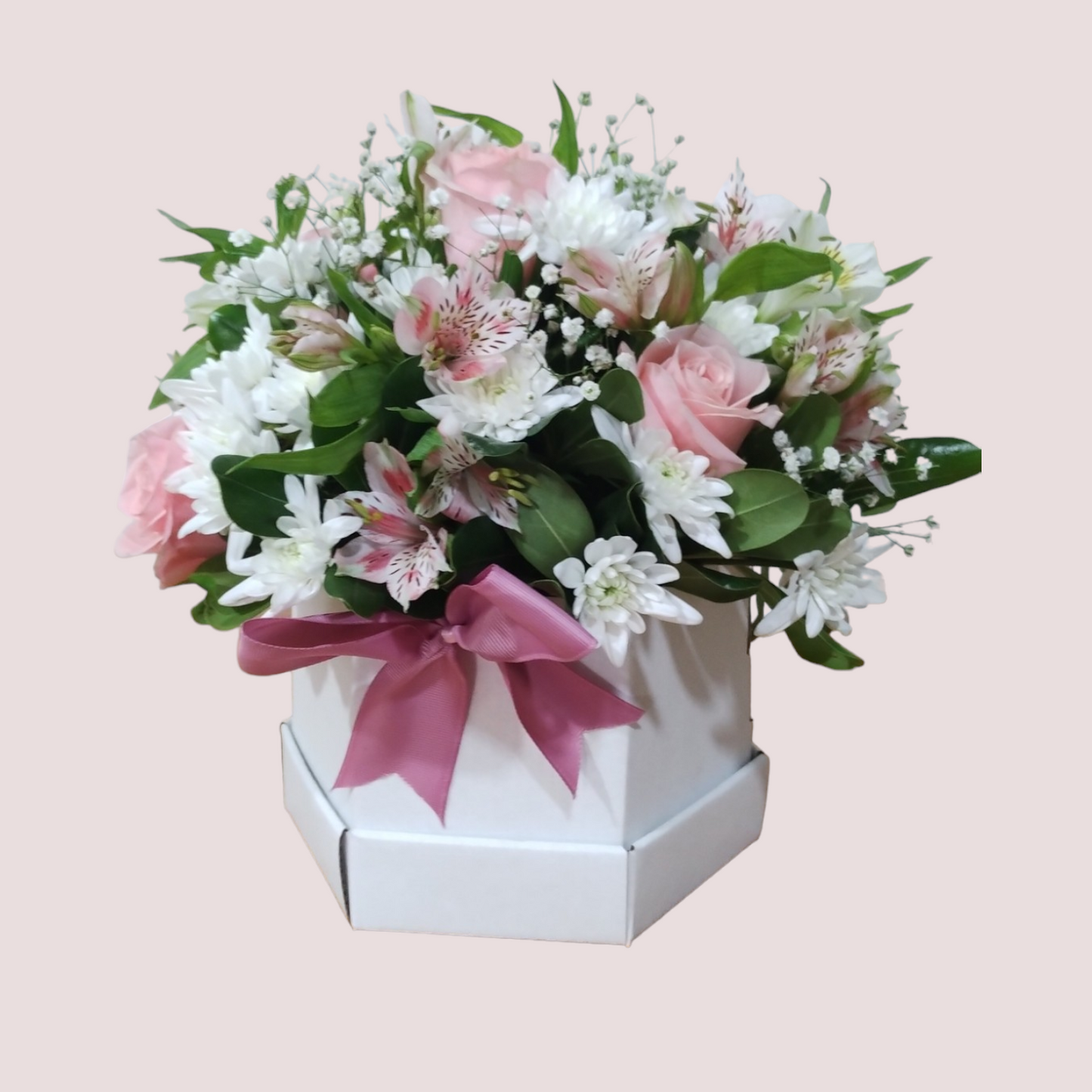 Cajita blanca de rosas rosadas