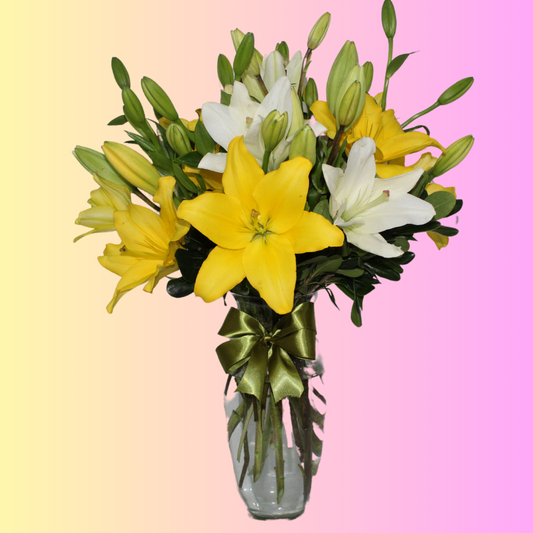 florero de lilies blancas y amarillas